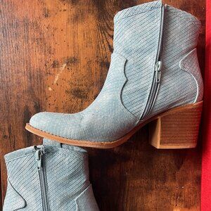 Dirty Laundry Aqua Booties 2.5" heels women size 8.5